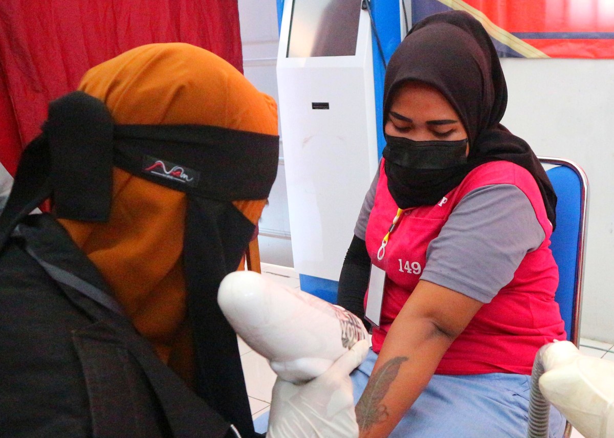 Warga binaan yang mengikuti program hapus tato di Rutan Porong. (Foto: Humas Kemenkumham Jatim for jatimnow.com).
