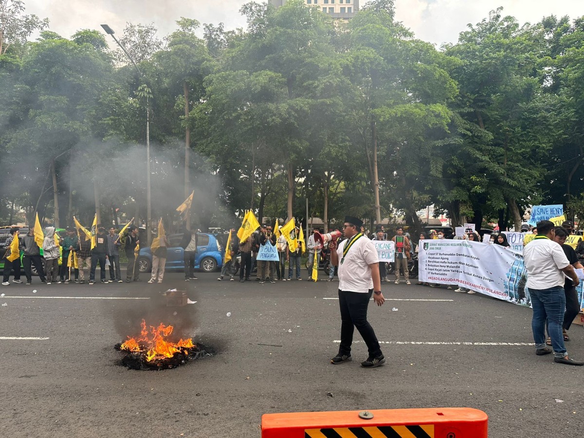 Aksi demo mahasiswa di depan Kejati Jatim. (Foto: Fajar for jatimnow.com)