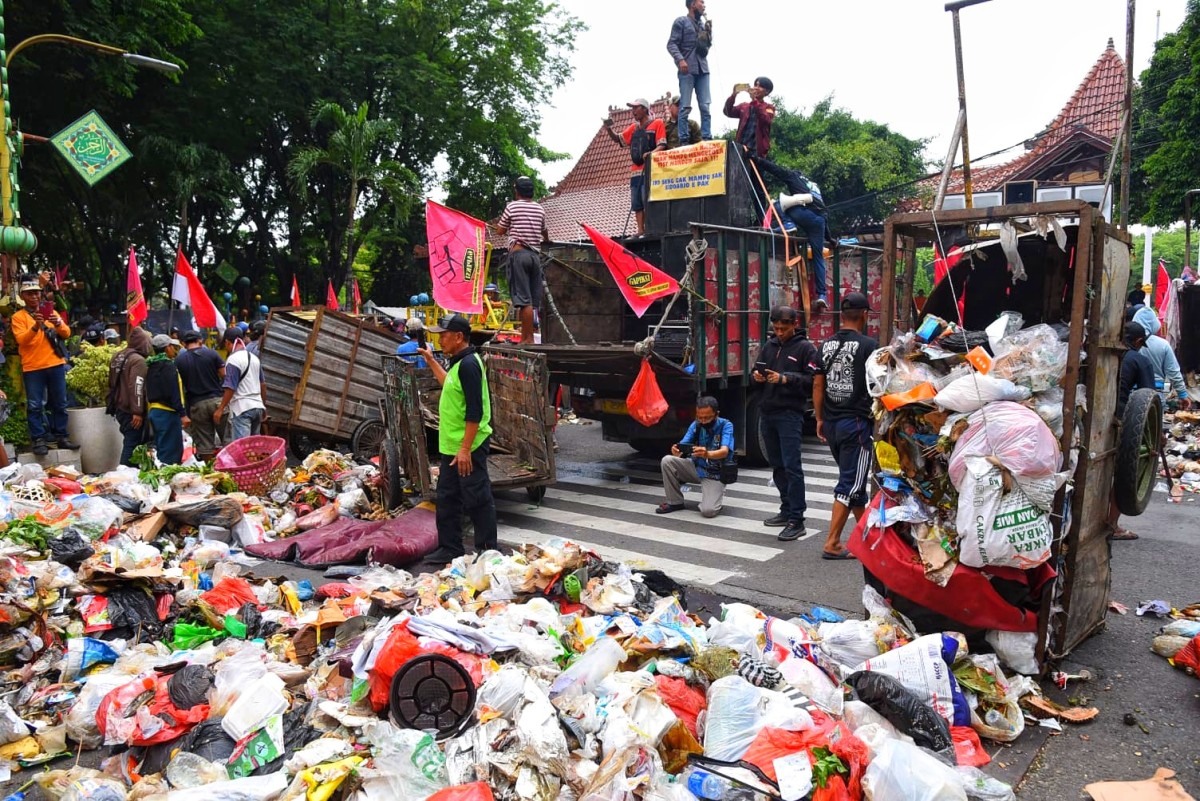 Unjuk rasa yang diwarnai aksi buang sampah di Pendopo Sidoarjo beberapa waktu lalu. (Foto: Humas Pemkab Sidoarjo for jatimnow.com)