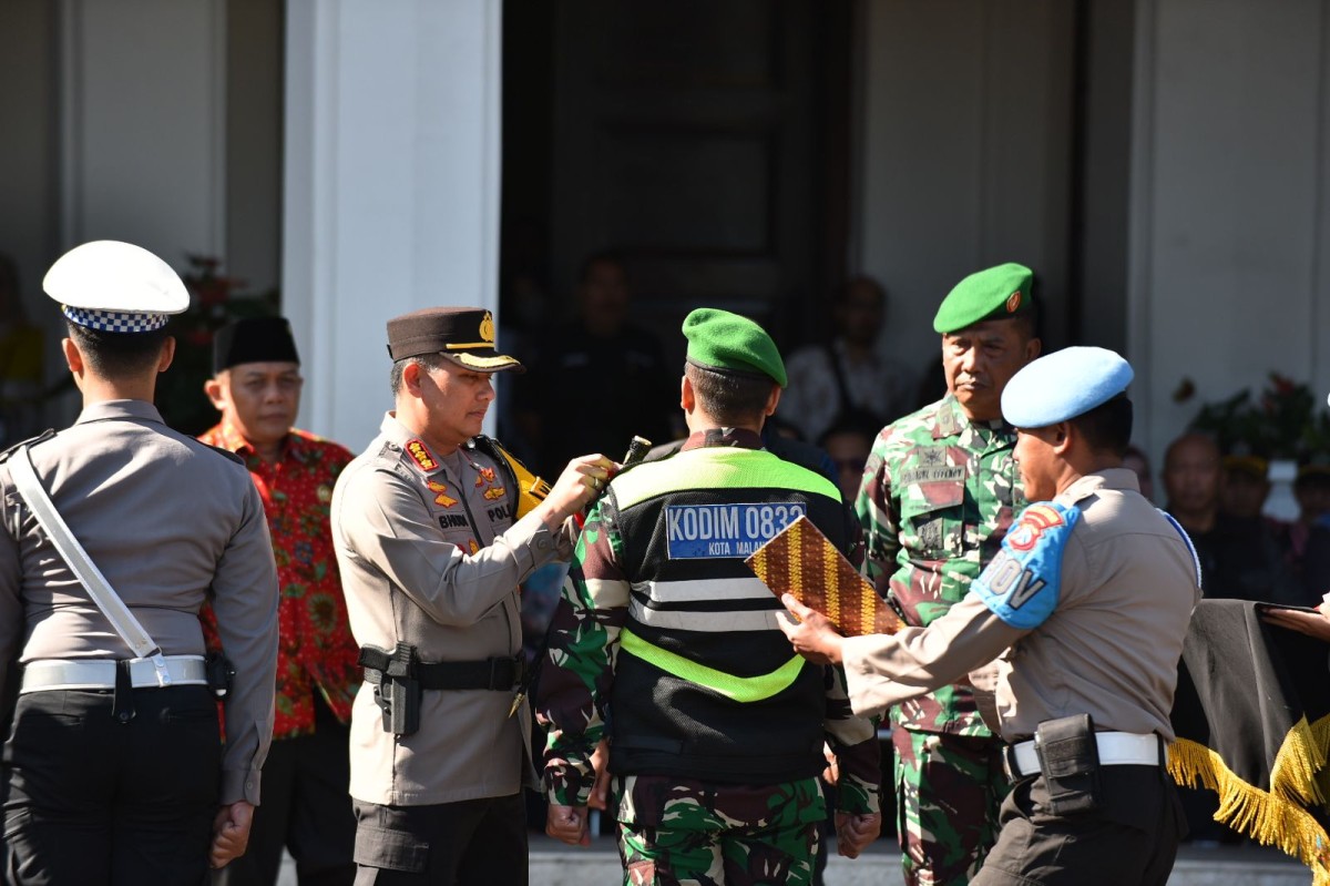 Penyematan pita pada salah satu personel gabungan sebagai tanda dimulainya Operasi Lilin Semeru 2023.  (Foto : Gerhana/jatimnow.com)