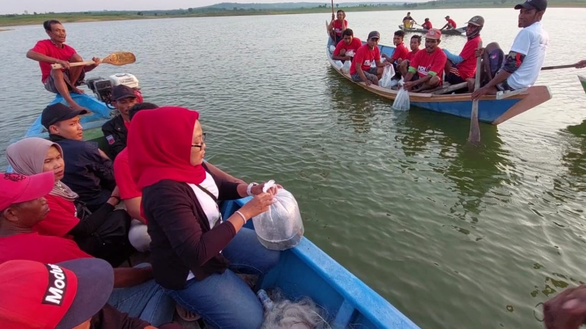 Relawan Ganjar-Mahfud Lamongan saat menggelar baksos sekaligus kampanye di Waduk Prijetan. (Foto : Adyad Ammy Iffansah/jatimnow.com)