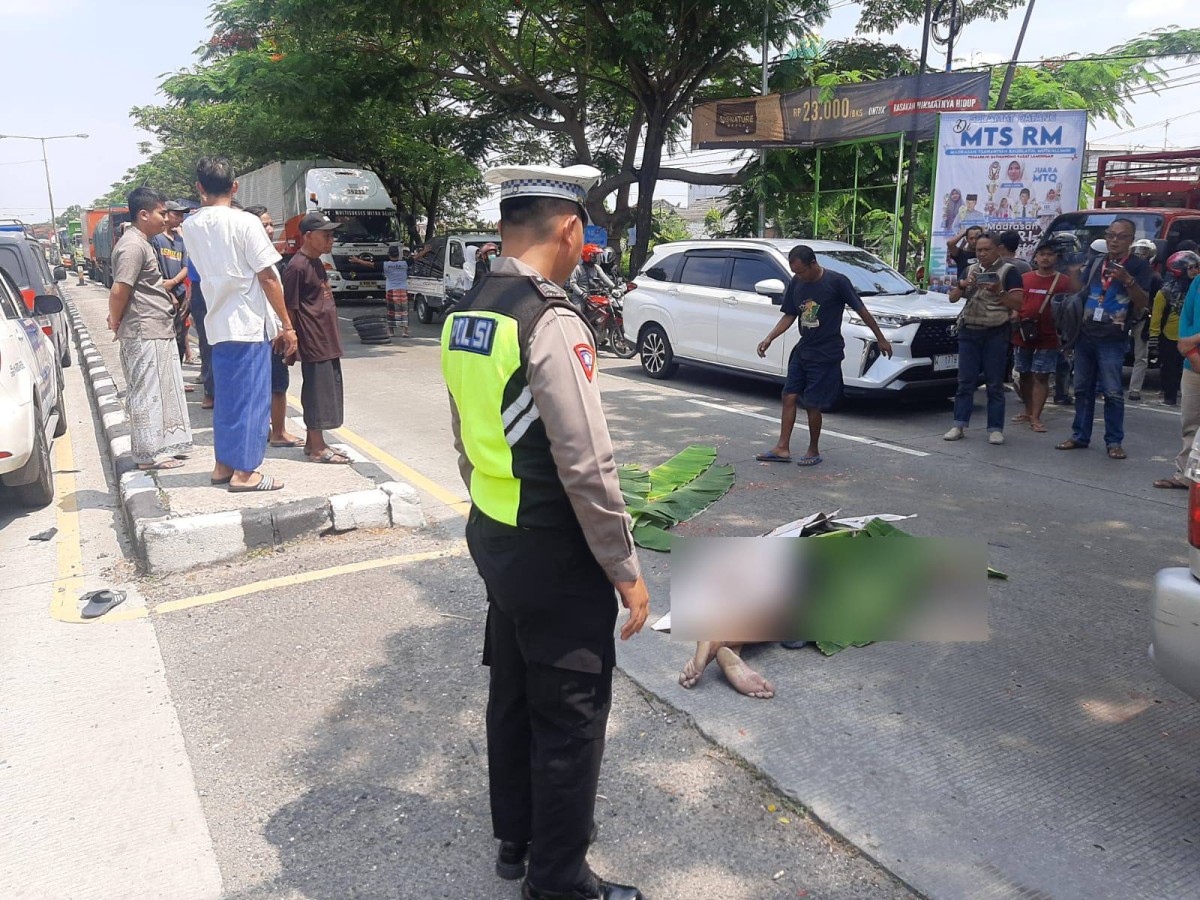 Korban kecelakaan maut terlindas truk di jalan nasional Lamongan - Babat. (Foto : Gakkum Polres Lamongan for jatimnow.com)