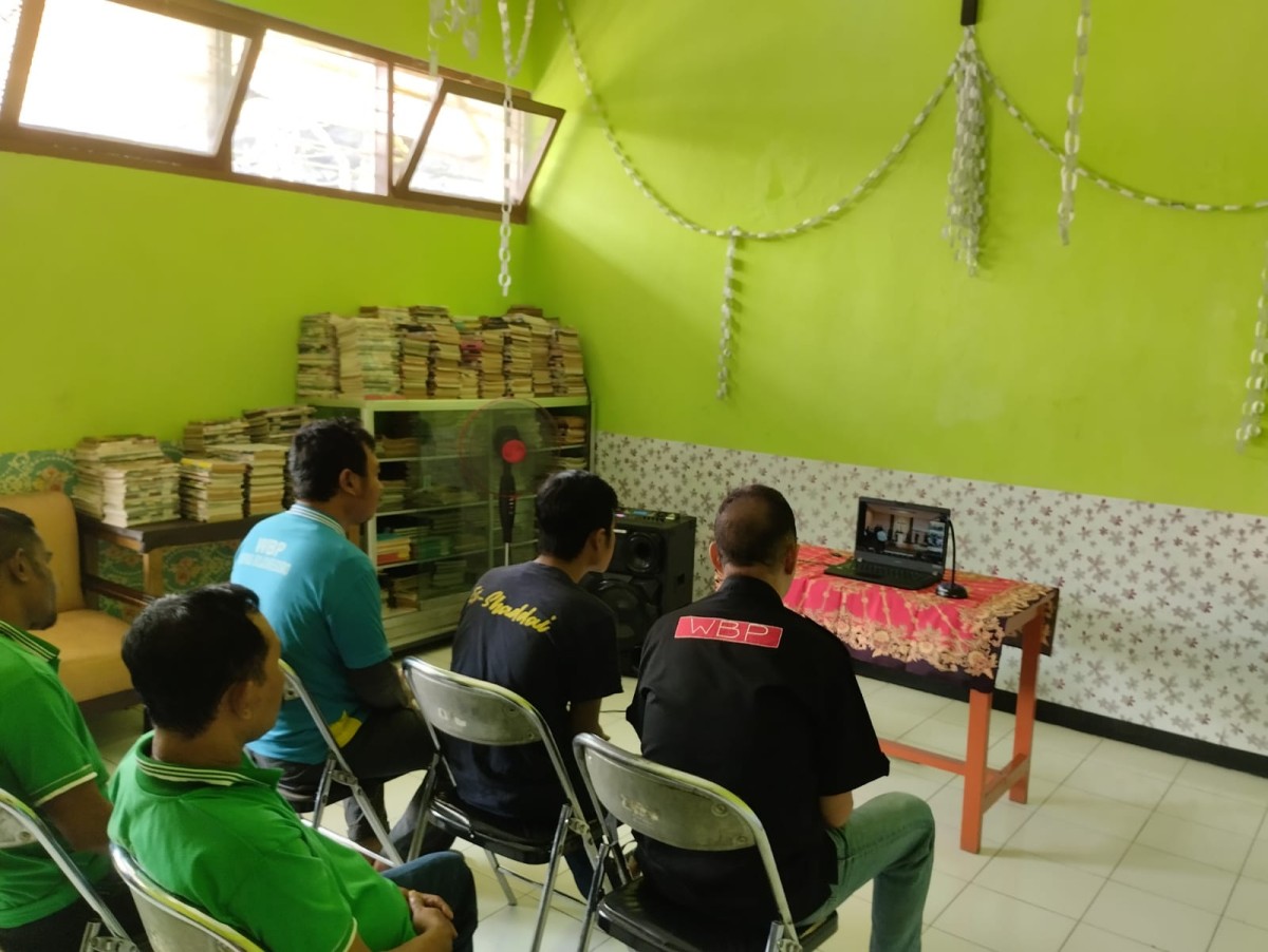 Sejumlah warga binaan lapas kelas IIA Bojonegoro saat mengikuti Natal melalui zoom (dok Humas Lapas Bojonegoro for jatimnow.com))