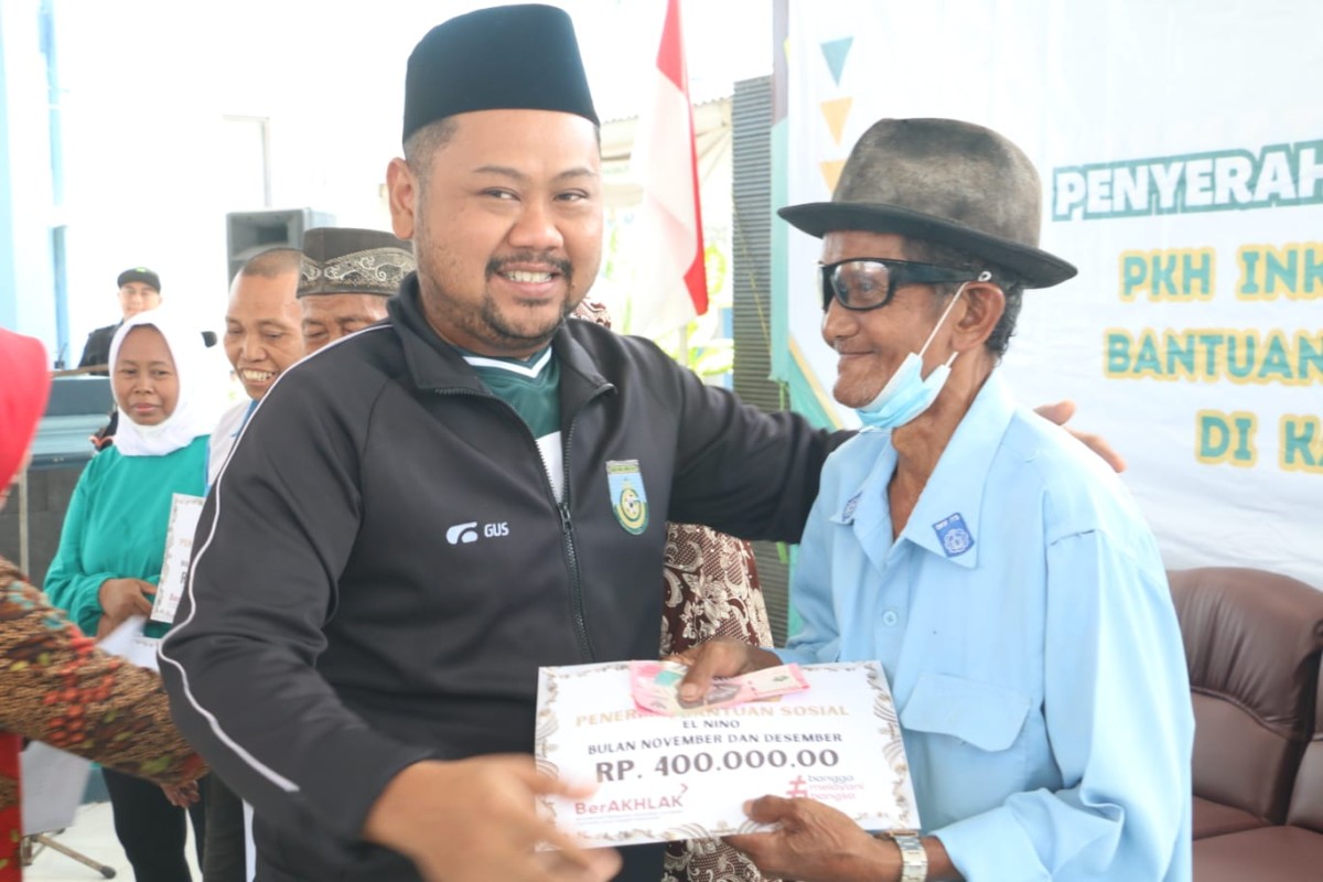 Penyerahan bantuan sosial dari Pemkab Gresik. (Foto: Pemkab Gresik for jatimnow.com)