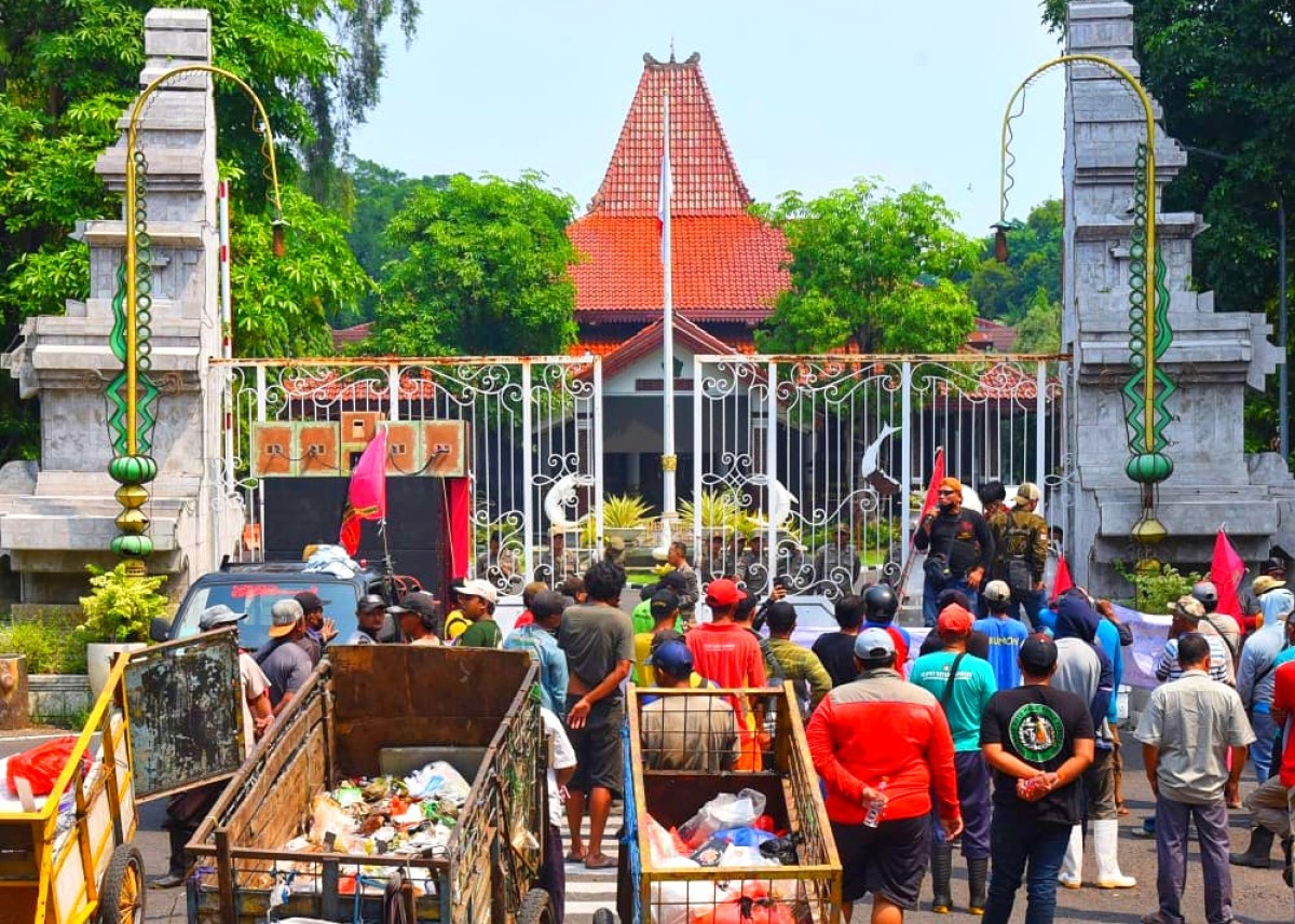 Para pengunjuk rasa di sekitar Pendopo Pemkab Sidoarjo. (Foto: Humas Pemkab Sidoarjo for jatimnow.com).