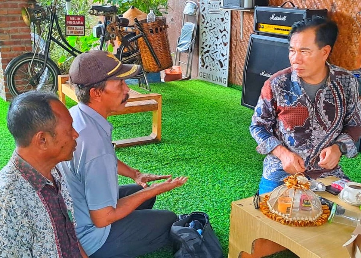 Kepala DLHK Sidoarjo Bahrul Amig (Baju Batik) dan Sadli serta Sholeh. (Foto: Humas Pemkab Sidoarjo for jatimnow.com).