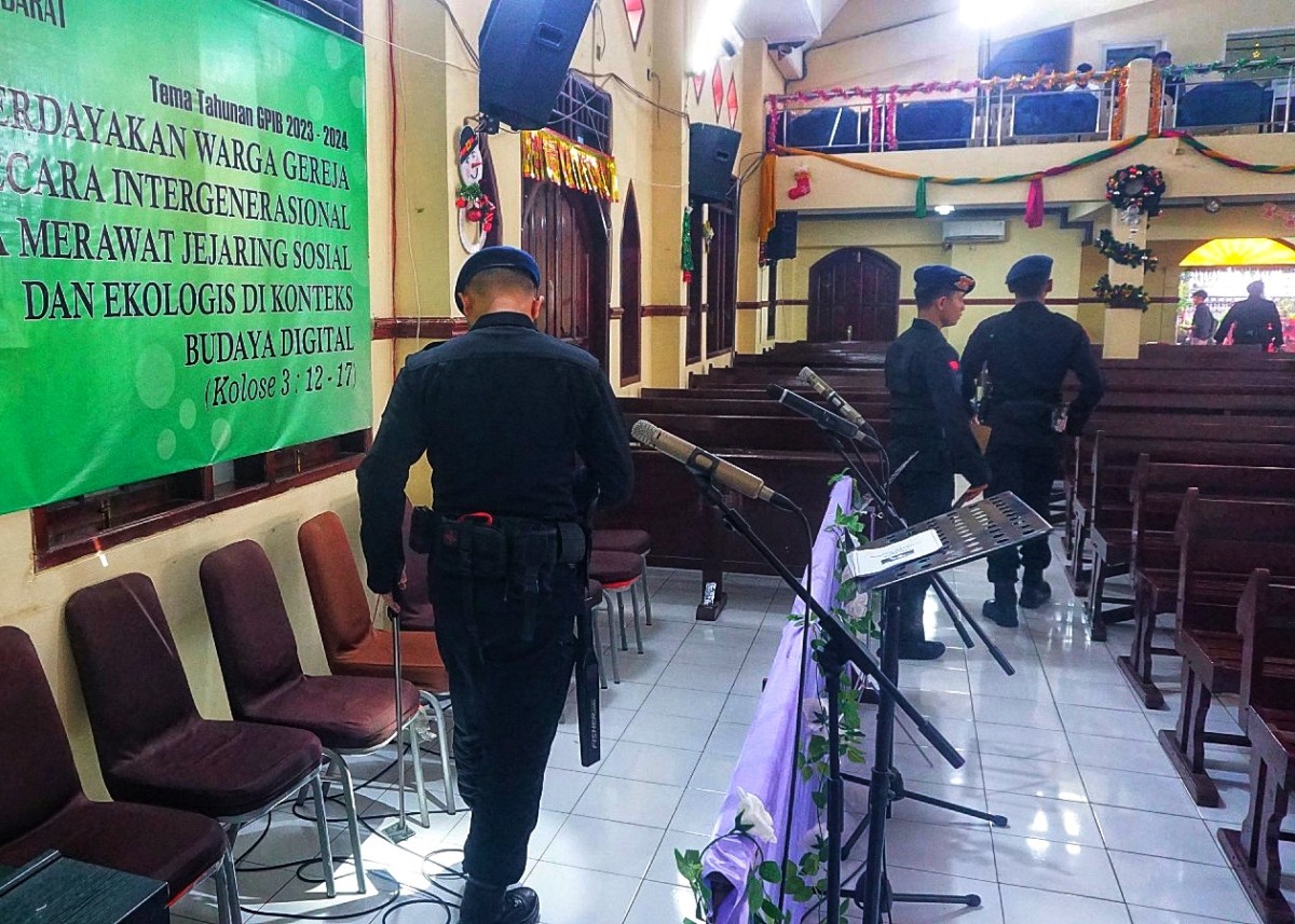 Proses sterilisasi gereja dilakukan oleh personel gabungan di sejumlag gereja di Sidoarjo. (Foto: Ahaddiini HM/jatimnow.com.