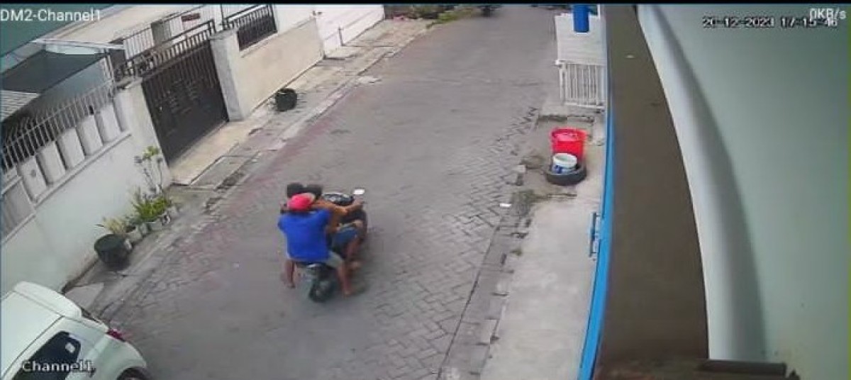 Terduga pelaku penusukan pria di Surabaya saat meninggalkan lokasi kejadian. (tangkapan layar CCTV)