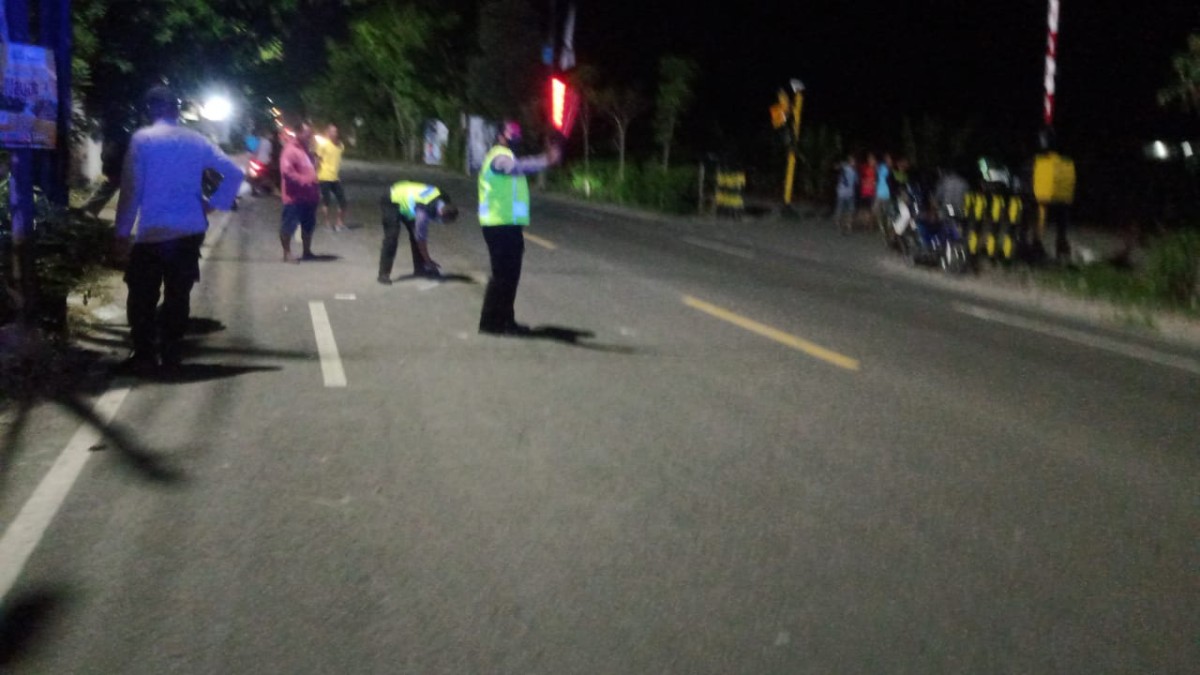 Proses evakuasi korban dan kendaraan oleh polisi (Foto: Satlantas Polres Bojonegoro)