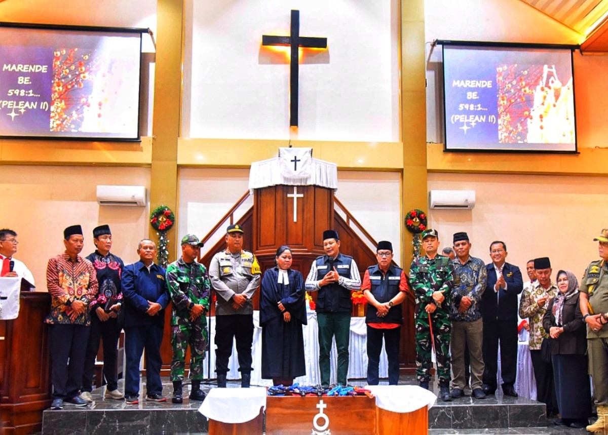 Wakil Bupati Sidoarjo, Subandi, bersama jajaran Forkopimda saat memantau pengamanan di sejumlah gereja. (Foto: Ahaddiini HM/jatimnow.com)