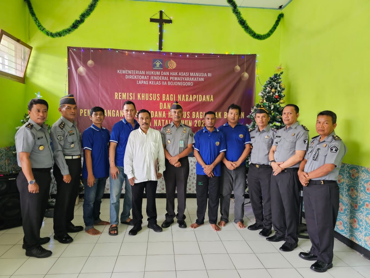Kalapas Bojonegoro Sugeng Indrawan saat memberikan remisi kepada warga binaan (Foto: Riyan for jatimnow.com)