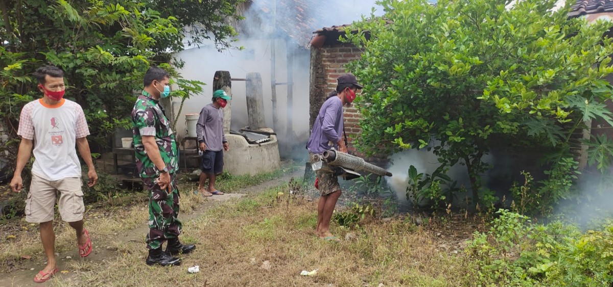 Sejumlah warga dibantu aparat TNI Kodim 0812 Lamongan saat melakukan foging di wilayah pemukiman. (Foto : Adyad Ammy Iffansah/jatimnow.com)