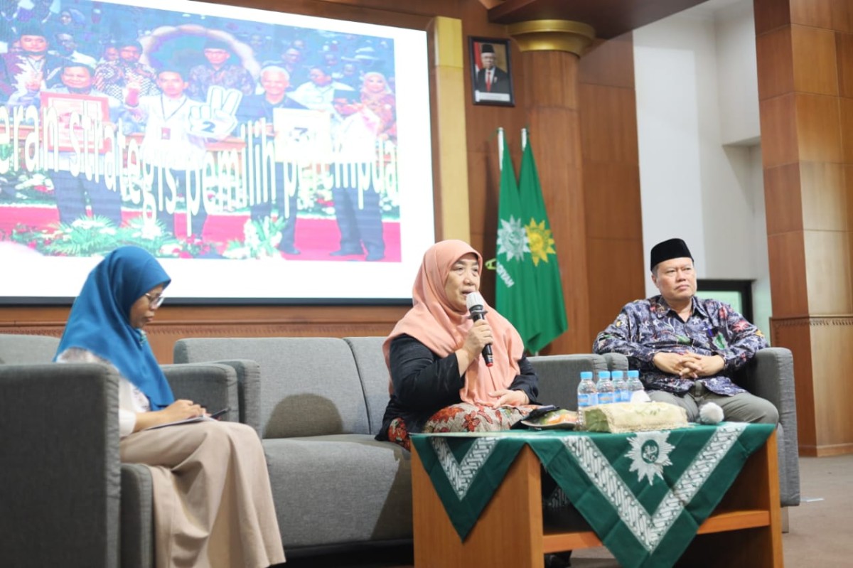 Ketua PW Aisyiyah Jatim, Dra Rukmini M.AP saat mensosialisasikan pentingnya memilih dalam Pemilu 2024 di Aula Gedung Muhammadiyah, Jawa Timur. (Foto: Aan Haryono/jatimnow.com)