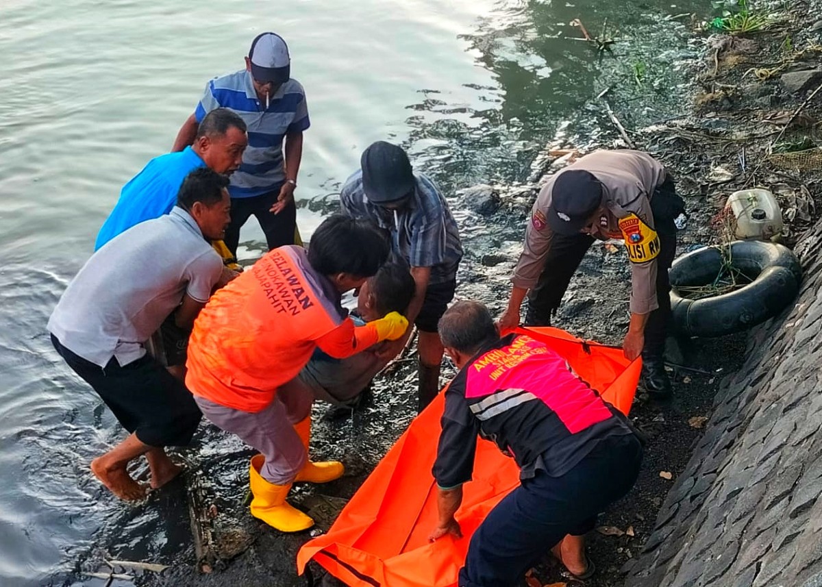 Proses evakuasi korban kesetrum alat pencari ikan. (Foto: Ahaddiini HM/jatimnow.com)