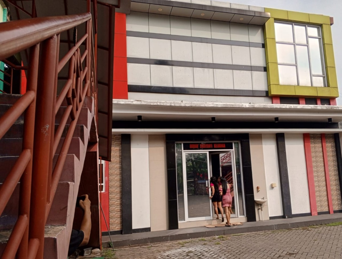 Suasana salah satu rumah karaoke, Cafe Spooring di Lamongan. (Foto : Adyad Ammy Iffansah/jatimnow.com)