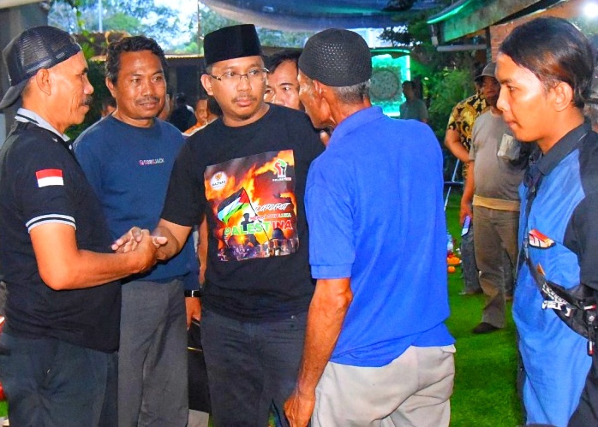 Gus Muhdlor saat menemui para pendemo yang membuang sampah di Pendopo Sidoarjo. (Foto-foto: Humas Pemkab Sidoarjo for Jatimnow.com)