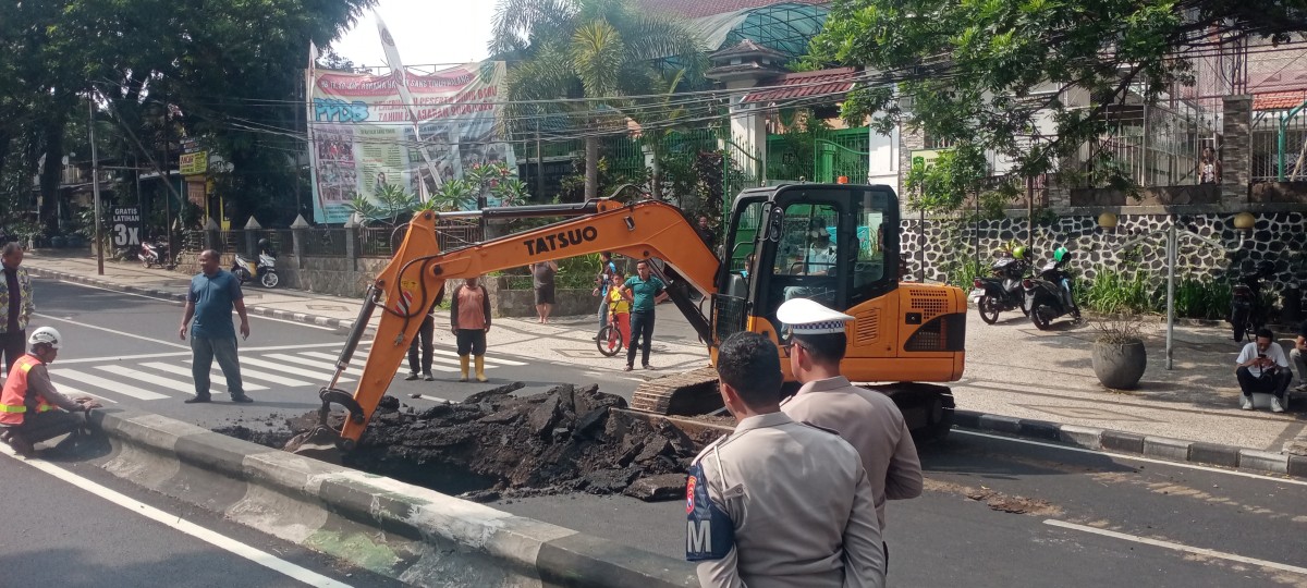Jalan Ambrol di Jalan Bandung Kota Malang, Apa Penyebabnya?