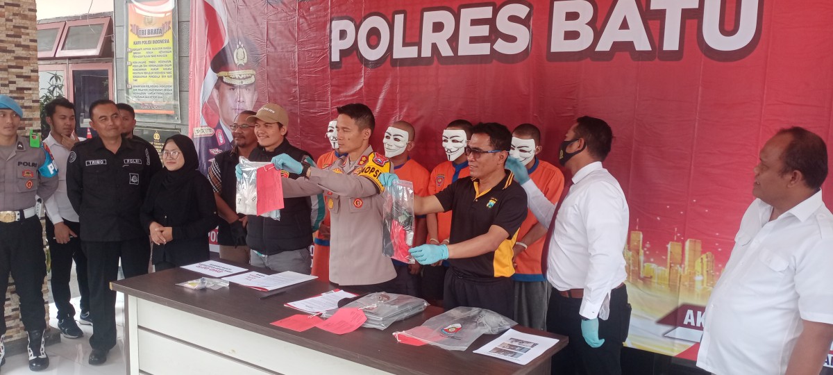 Dua pelaku penyalahgunaan narkotika jenis sabu di Kota Batu ditahan di Mapolres Batu. (Gerhana/jatimnow.com)