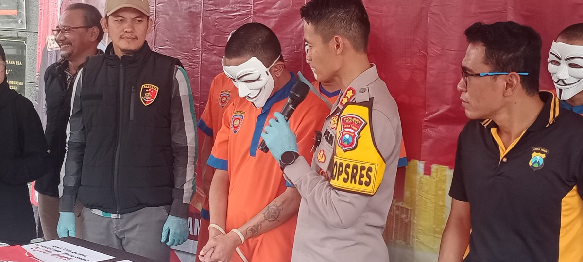 Tersangka berinisial ASP (26) berasal dari Desa Beji, Kecamatan Junrejo, Kota Batu yang membakar kamar kos. (Foto: Gerhana/jatimnow.com)