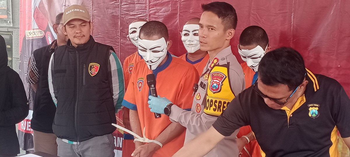 Tersangka pencurian benda-benda berharga berinisial ZA alias Ipin di gudang fesyen, Jalan Diponegoro, Kota Batu, Jawa Timur.