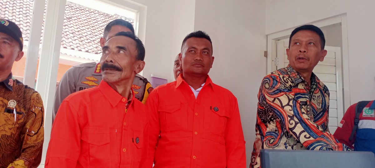 Pj Wali Kota Malang, Wahyu Hidayat meninjau pos penjaga perlintasan sebidang jalur kereta api dan jalan di Jalur Perlintasan Langsung JPL 61 - Jalan Pulosari I Kelurahan Purwodadi, Kecamatan Blimbing, Kota Malang. (Foto: Gerhana/jatimnow.com)