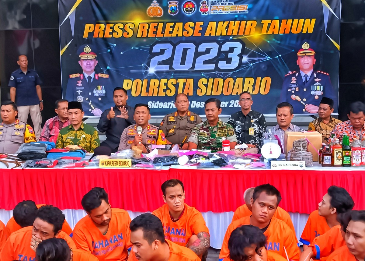 Polresta Sidoarjo saat menyampaikan pengungkapan kasus kriminal selama 2023. (Foto: Ahaddiini HM/jatimnow.com)