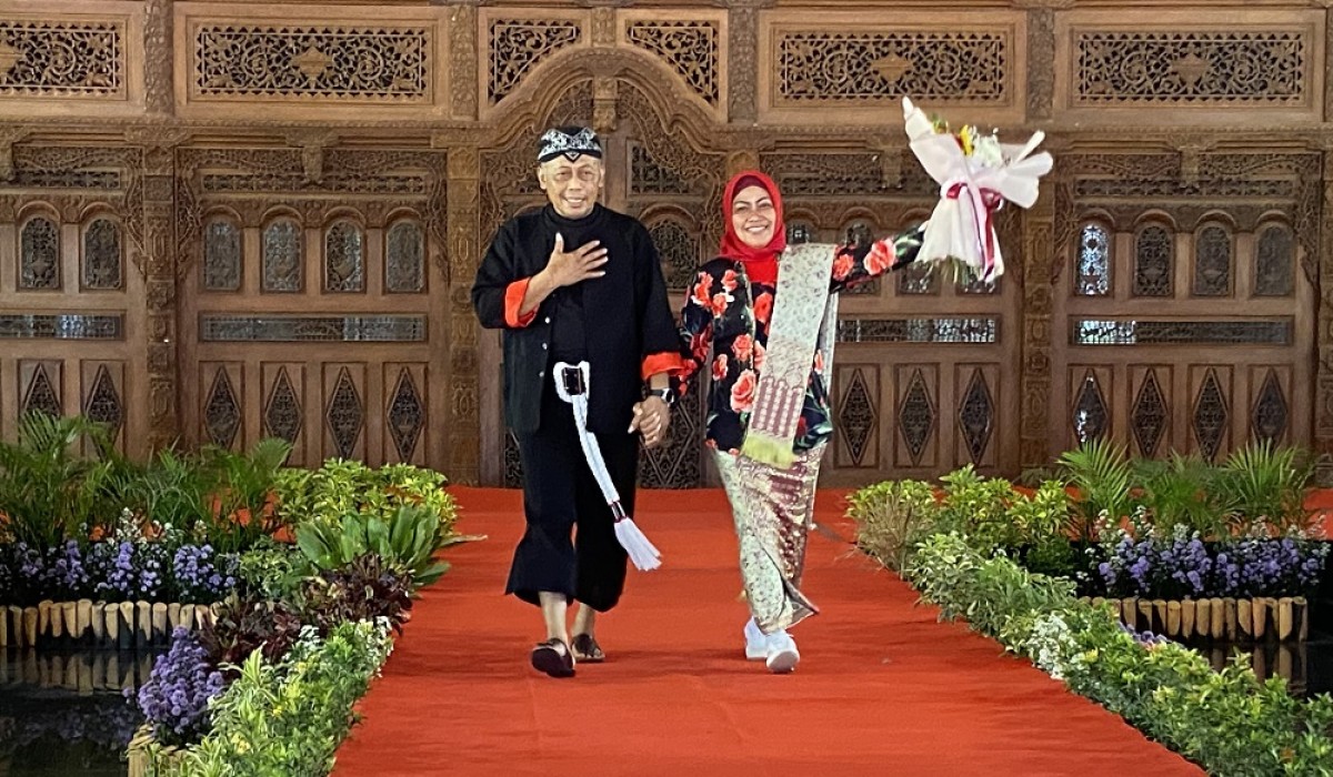 Bupati Ponorogo, Sugiri Sancoko dan istri Susilowati berjalan di atas catwalk. (Foto: Ahmad Fauzani/jatimnow.com)