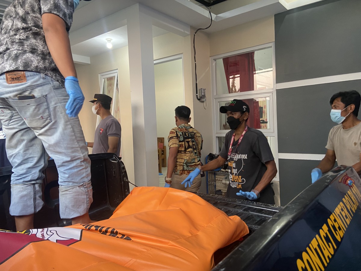 Mayat ASN berinisial DWH dibawa ke RSUD dr Harjono untuk pemeriksaan lebih lanjut. (Foto: Ahmad Fauzani/jatimnow.com)