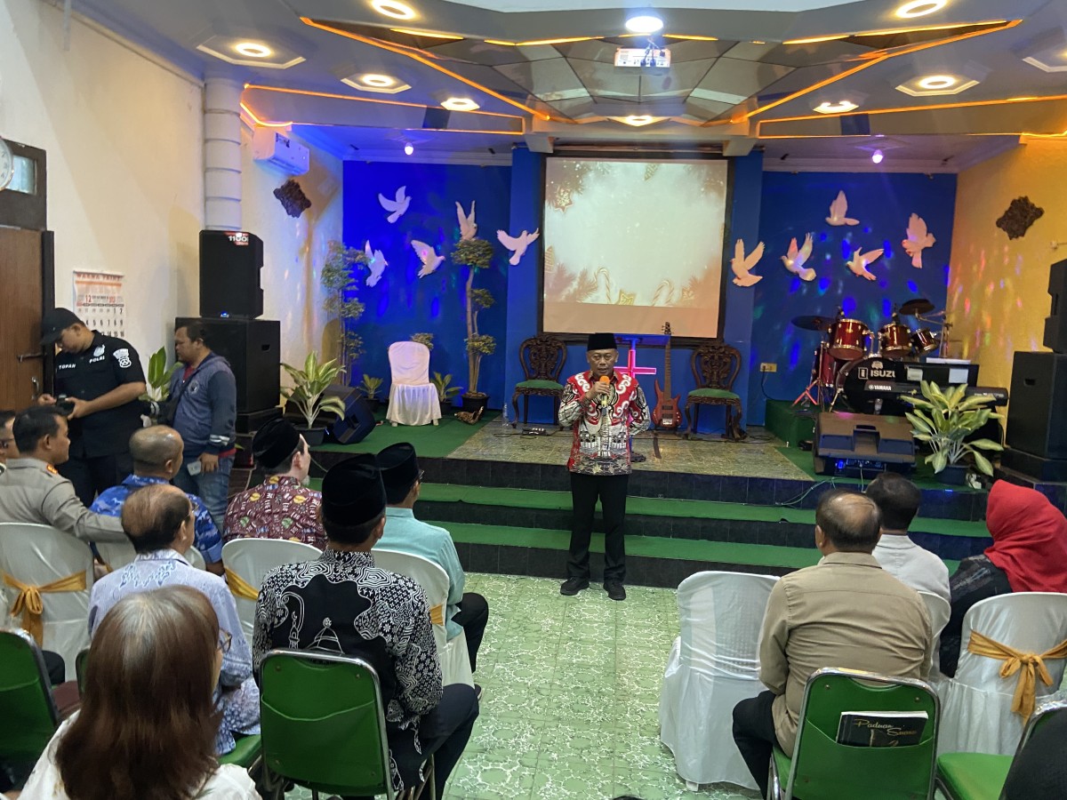 Kang Giri bersama Forpimda kunjungi gereja di Ponorogo. (Foto: Ahmad Fauzani/jatimnow.com)