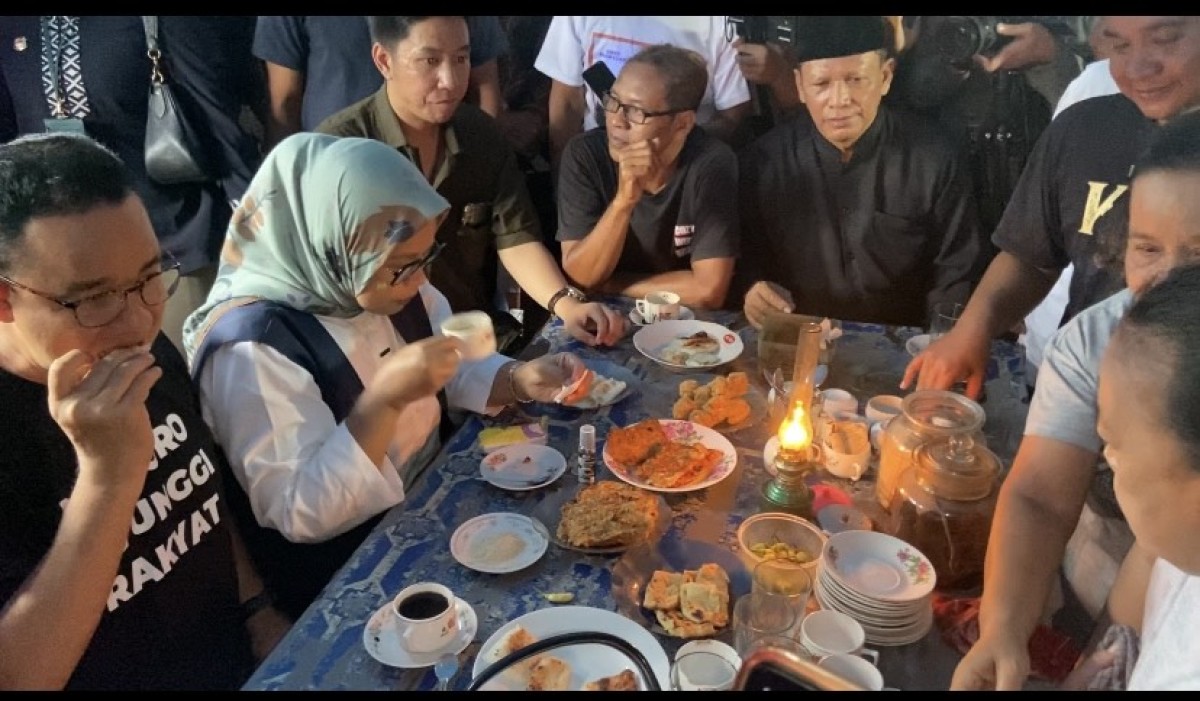 Anies Baswedan saat ngopi di Mbah Tekluk. (Foto: Fauzani Eahman/jatimnow.com)