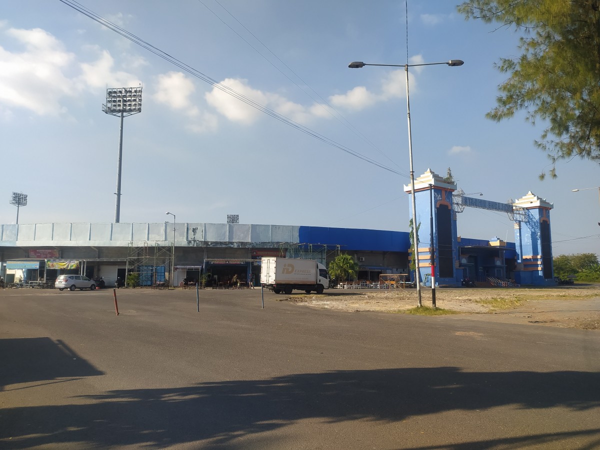 Stadion Surajaya Lamongan sebelum dibongkar. (Foto: Adyad Ammy Iffansah/jatimnow.com)