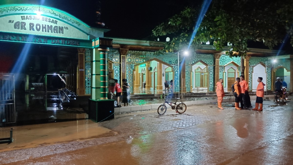 Kondisi pemukiman warga Dander dan masjid diterjang banjir bandang. (Foto: Misbahul Munir/jatimnow.com)
