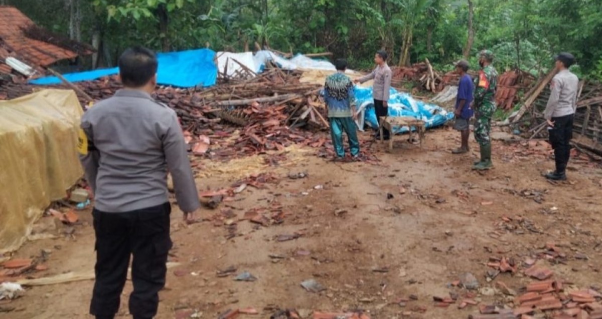 Gudang produksi genting di Sampang yang ambruk. (Foto: Fathor Rahman/jatimnow.com)