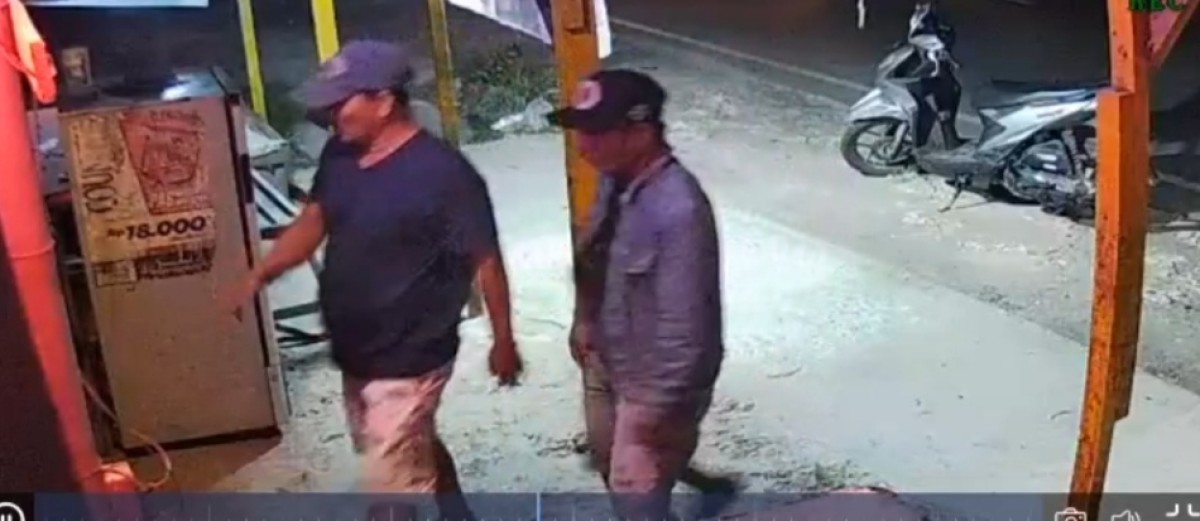 Pelaku beraksi saat subuh di warkop Bangkalan. (Fathor Rahman