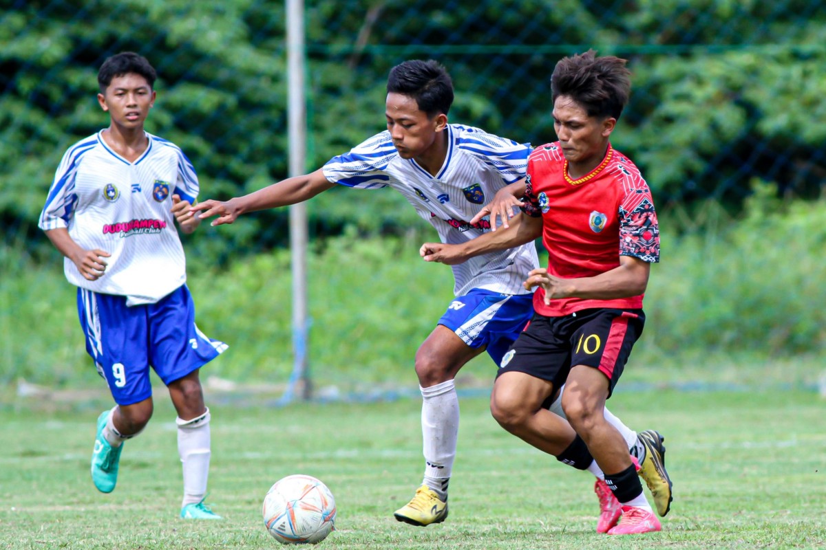 Pertandingan final kompetisi Internal Askab PSSI Gresik Seri B 2023 antara Sekapuk (merah) vs Duduksampeyan (putih) (Foto: Sahlul Fahmi/jatimnow.com)