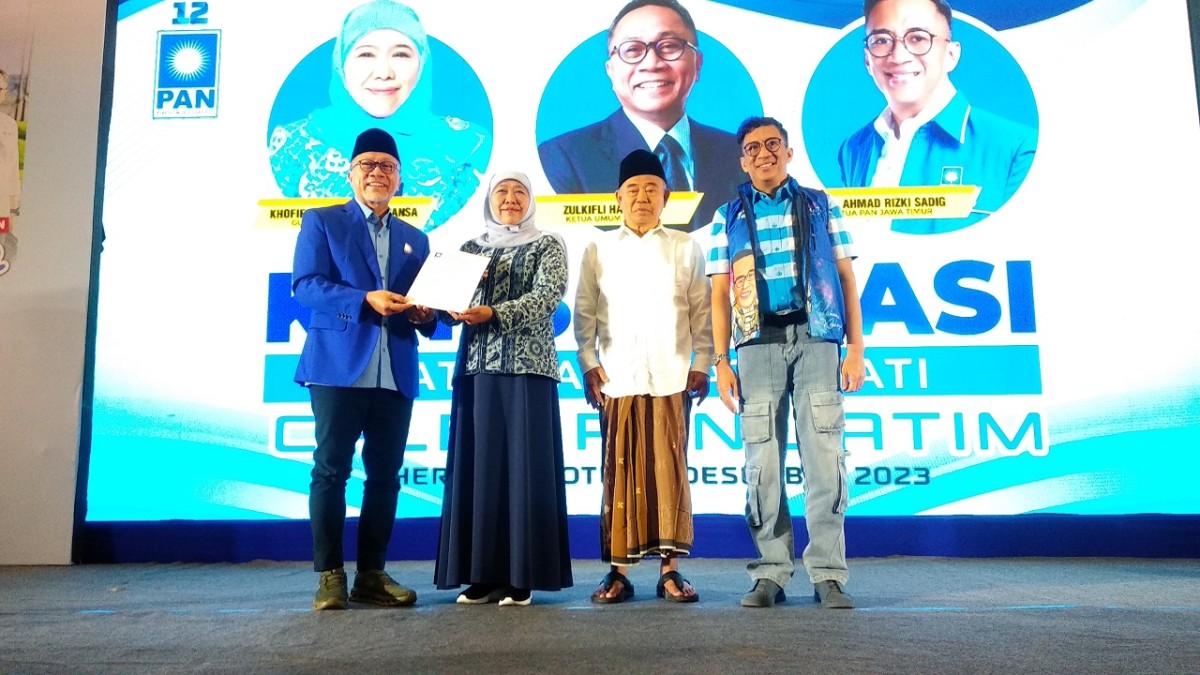 Penyerahan surat rekomendasi kepada Khofifah untuk maju di Pilgub 2024 (Haryo Agus /jatimnow.com)