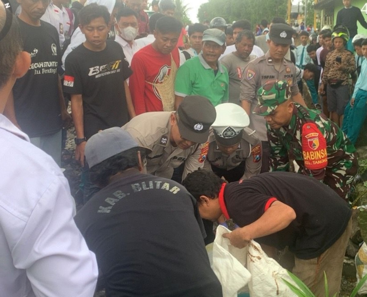Polisi saat melakukan evakuasi korban di lokasi kejadian. (Dok Polres Blitar for jatimnow.com)