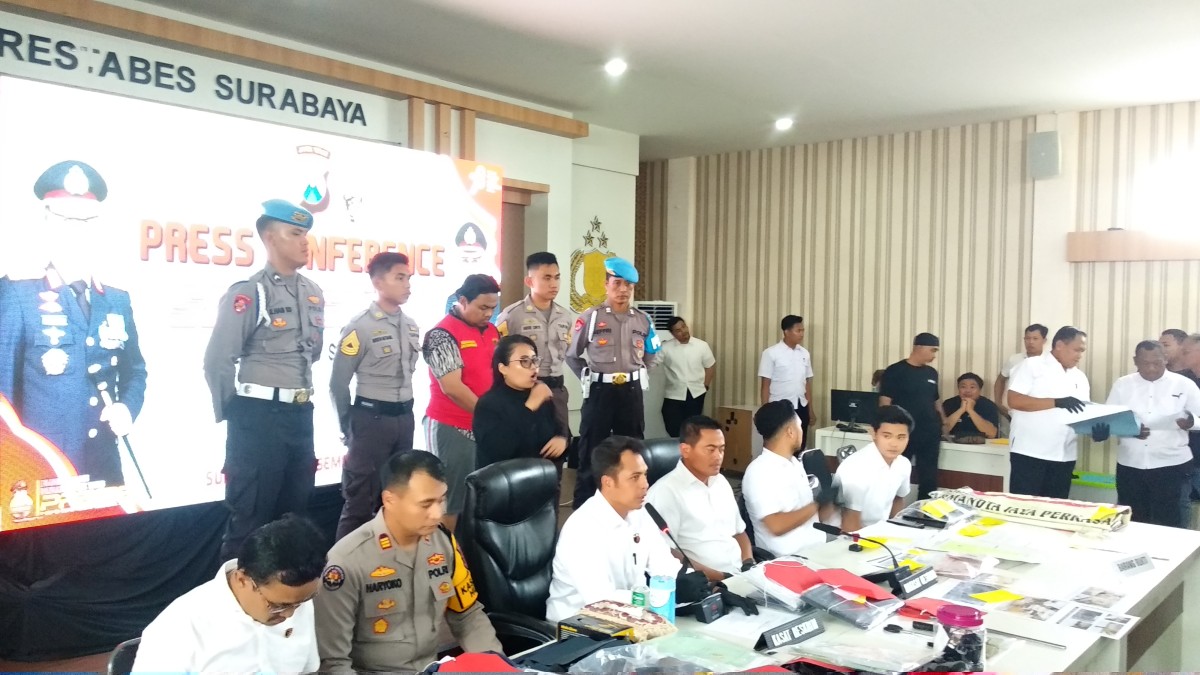 Polrestabes Surabaya menyampaikan hasil pemeriksaan tersangka. (Foto: haryo agus/jatimnow.com