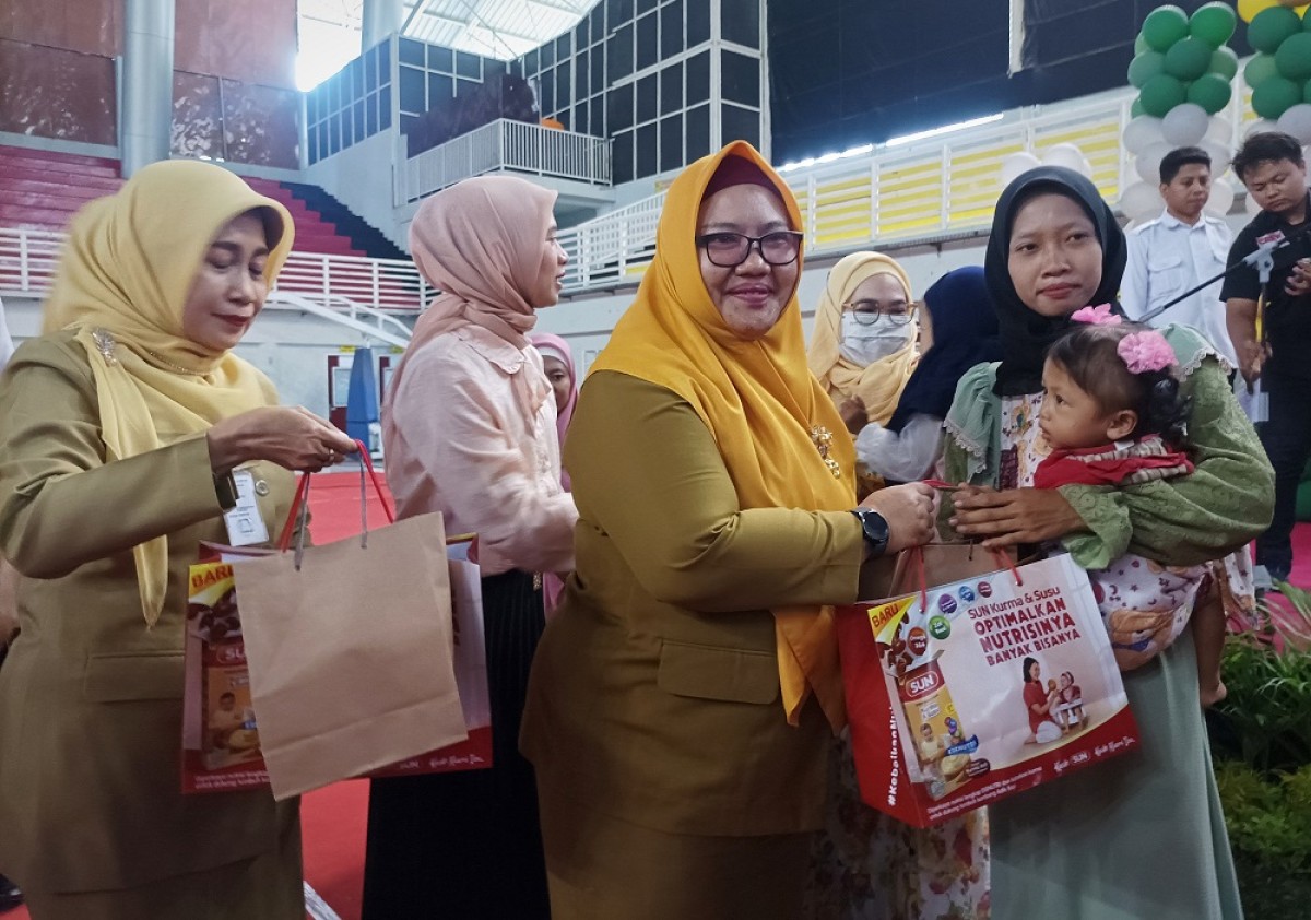 Wakil Bupati Gresik Aminatun Habibah didampingi Ketua Tim Penggerak PKK Nurul Haramaini Ali dan Kadinkes Gresik, dr. Mukhibatul Khusnah, memberikan bingkisan kepada ibu dan balita (Foto: Sahlul Fahmi/jatimnow.com)