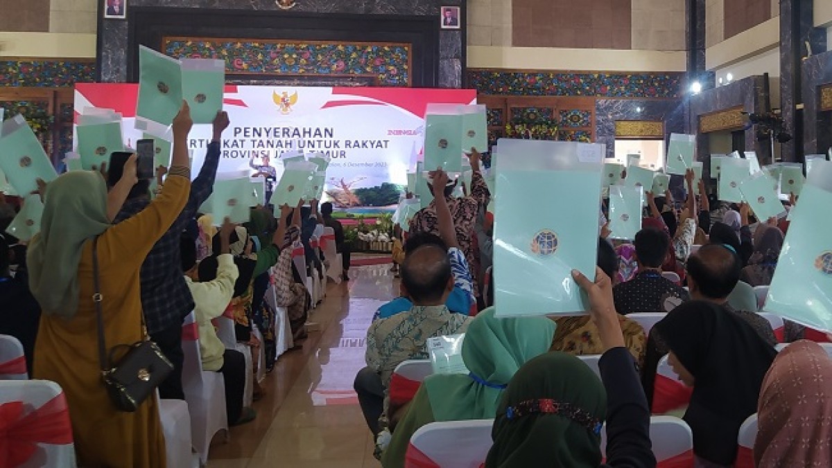 Pembagian 500 sertifikat tanag hasil program PTSL (Foto: Fathor Rahman/jatimnow.com)