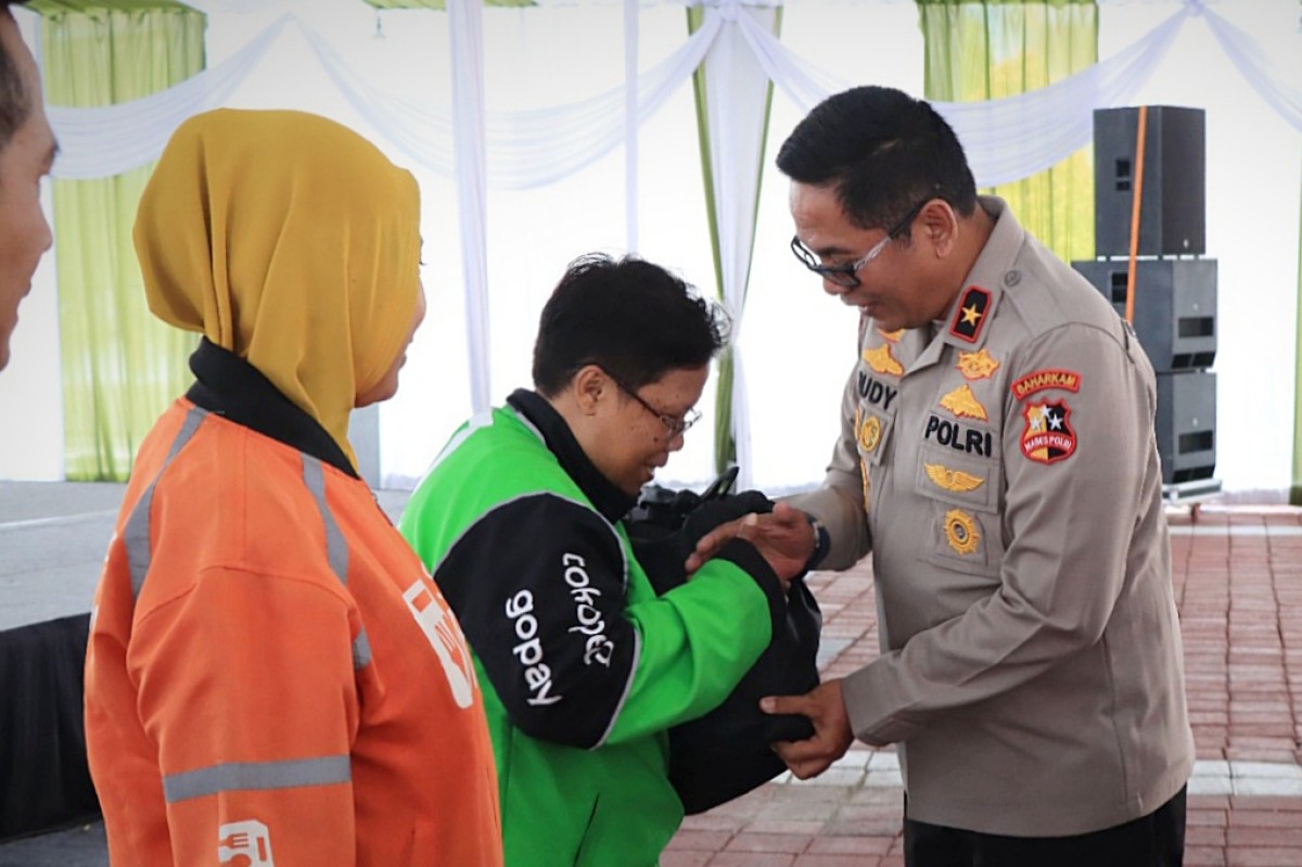 Brigjen Pol Muhammad Rudy Syafirudin saat memberikan paket sembako kepada ojek online (Foto: Humas Polres Gresik for jatimnow.com)