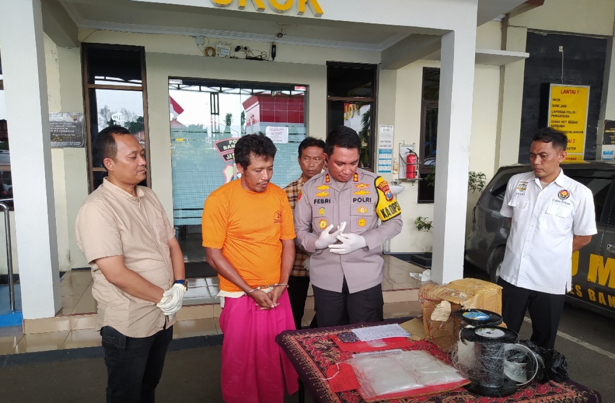 Tersangka diamankan Polres Bangkalan. (Foto: Fathor Rahman/jatimnow.com)