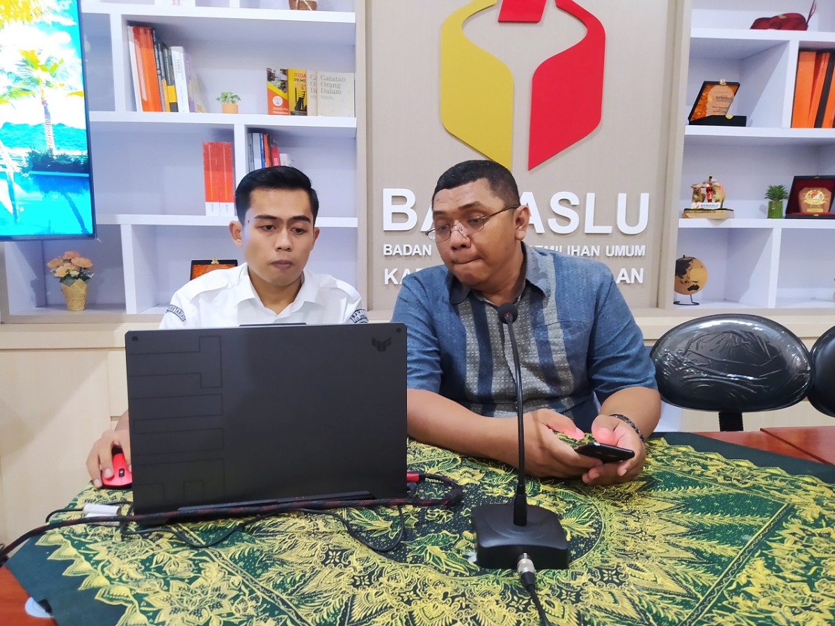 Ketua Bawaslu Bangkalan, Ahmad Mustain Saleh (kanan) (Foto: Fathor Rahman/jatimnow.com)