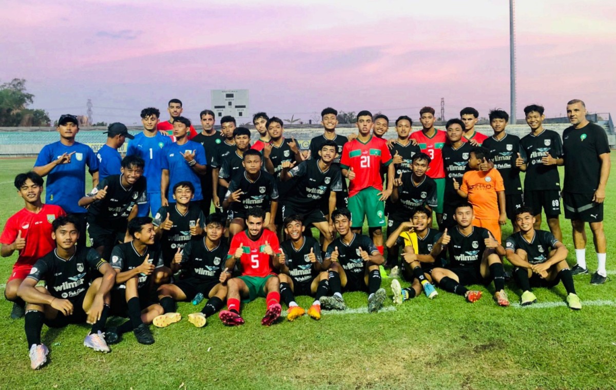Skuad Gresik United U-17 berfoto bersama skuad Maroko U-27 usai latihan bareng bersama di Stadion Gelora Joko Samudro Gresik. (Foto: Gresik United Official U-17 for jatimnow.com)