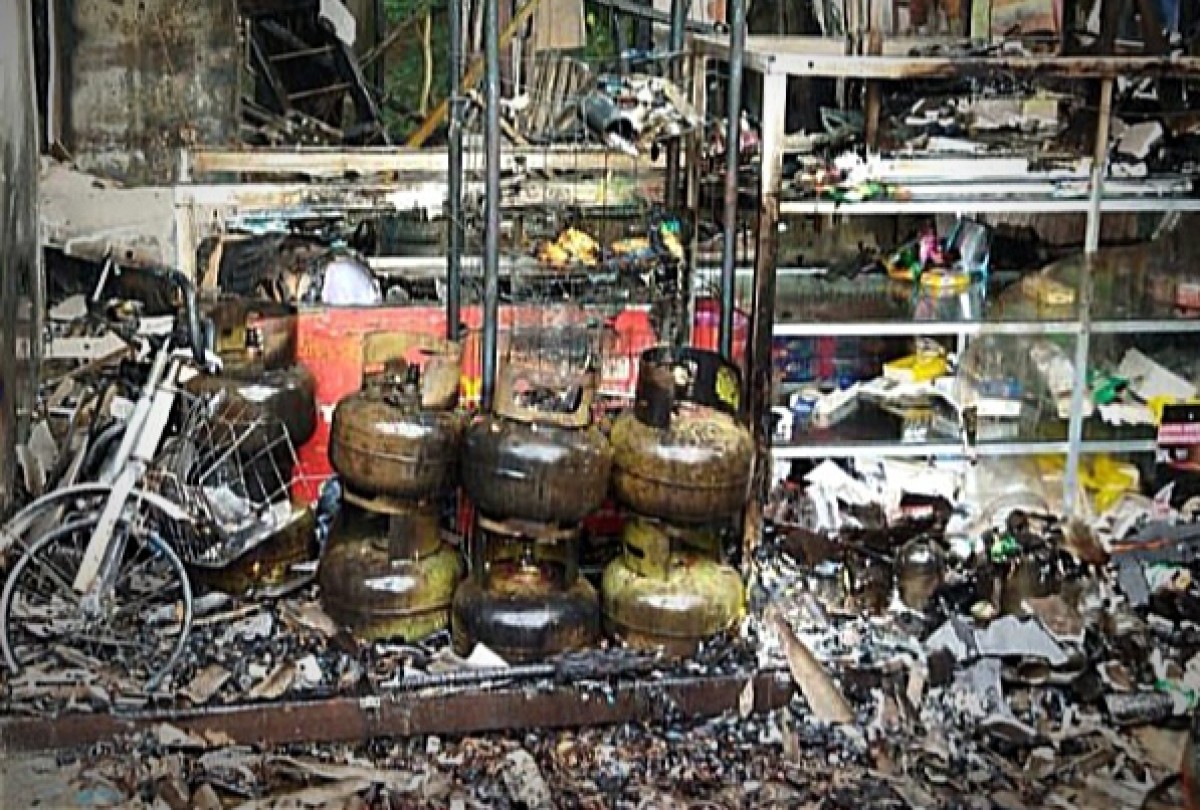 Sisa-sisa barang di warkop dan toko di Jalan Veteran Gresik usai terbakar (Foto: Damkarla Gresik for jatimnow.com)