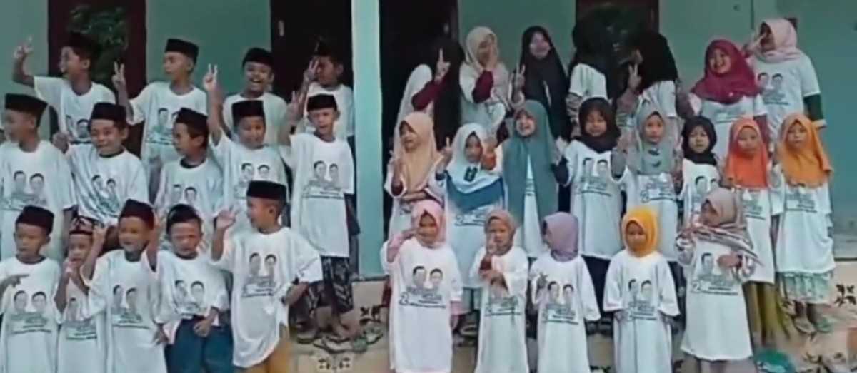 Tangkapan layar anak-anak usia dini menyanyikan yel-yel dukungan paslon viral di media sosial. (Foto: Fathor rahman/jatimnow.com)