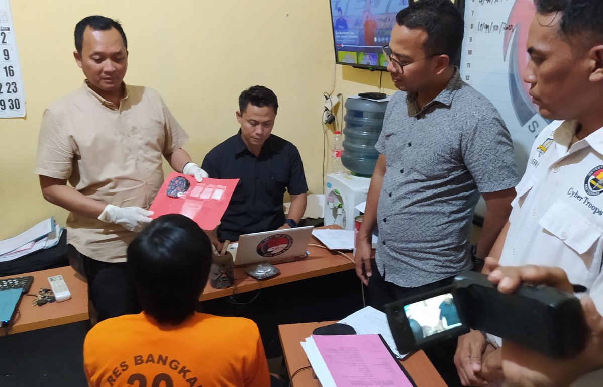 Pelaku S saat menjalani pemeriksaan. (Foto: Fathor Rahman/jatimnow.com)