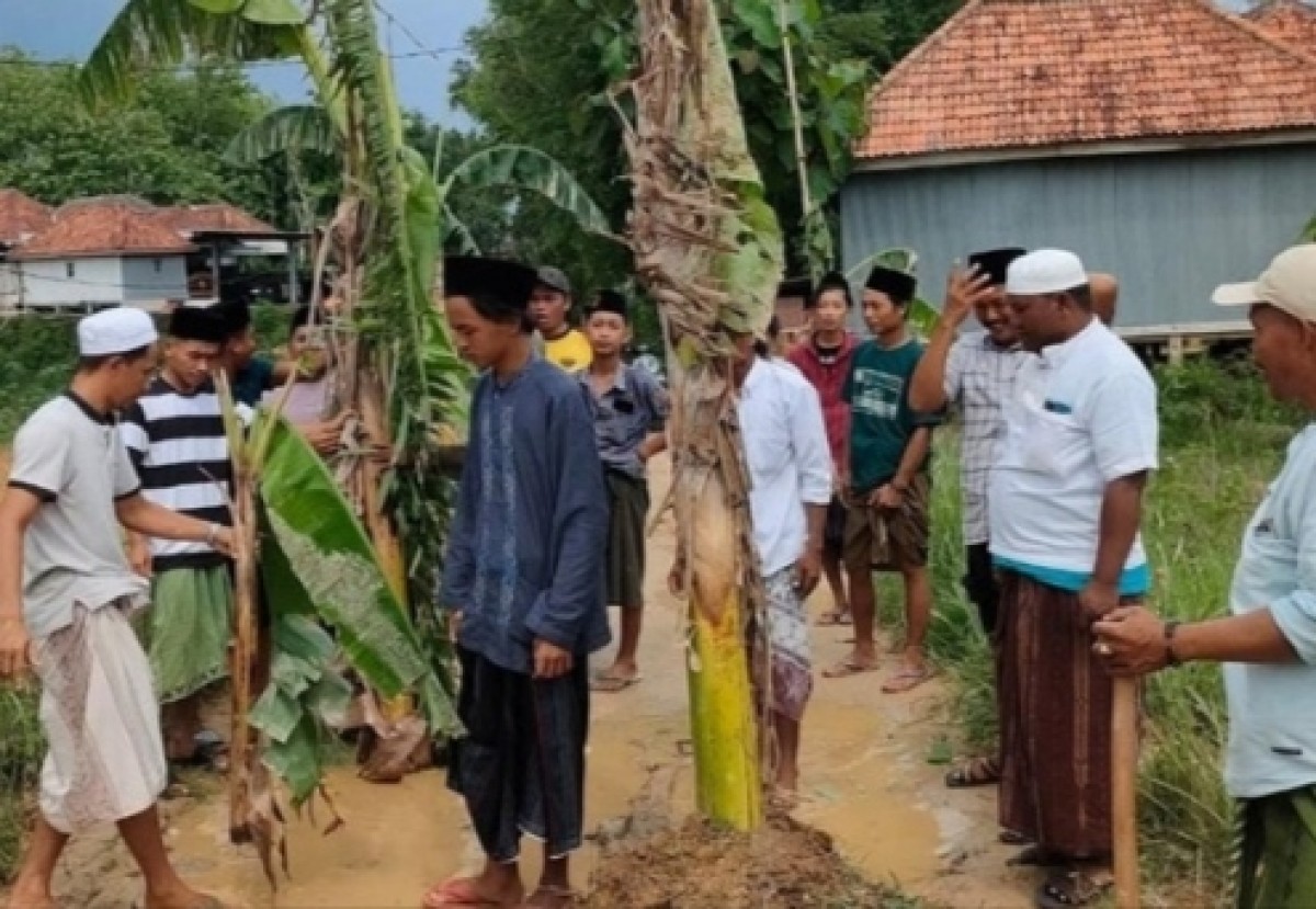 Warga Desa Pesanggar dan Desa Ambender, Kecamatan Pegantenan, Pamekasan tanam pohon pisang. (Foto: Herman for jatimnow.com)