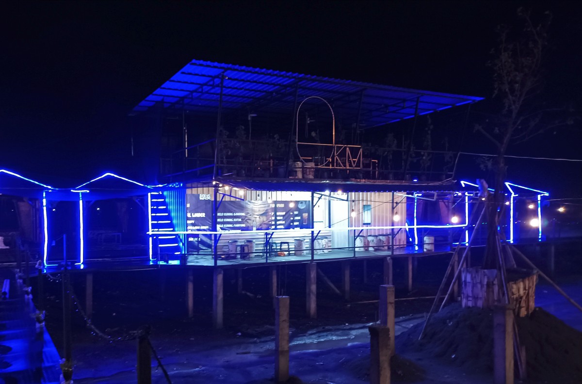 Bangunan Kafe Nol Kilometer di perbatasan Kabupaten Gresik dan Kabupaten Lamongan menjadi tongkrongan alternatif bagi masyarakat (Foto-foto: Sahlul Fahmi/jatimnow.com)