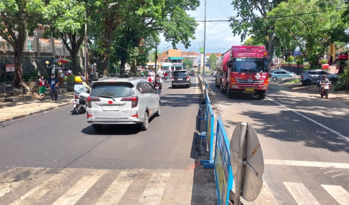 Jalan Bandung di Kota Malang yang sempat ambles, dan kini sudah teraspal serta bisa dilewati kembali. (Foto: Gerhana/jatimnow.com)